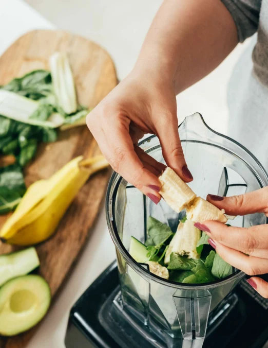 Preparando uma receita com Fibergut no liquidificador
