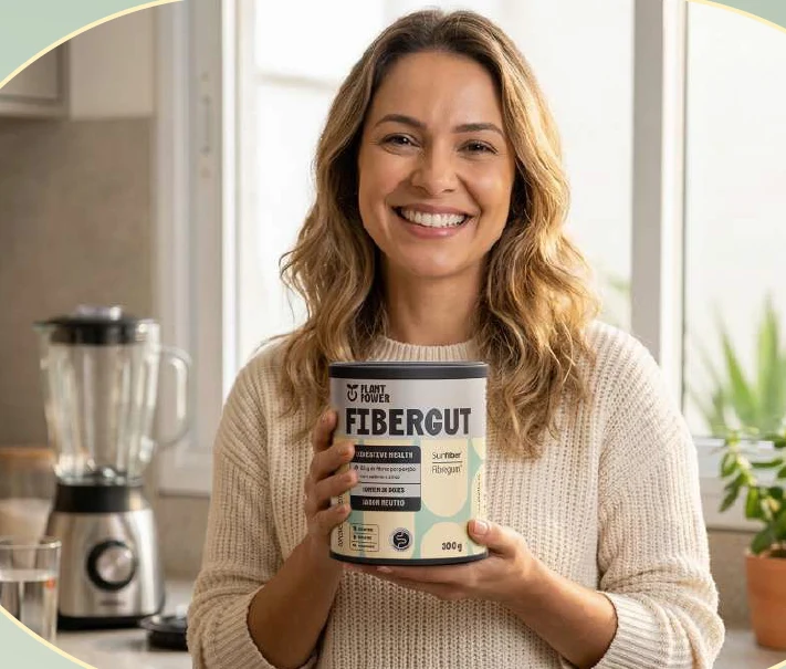 Mulher segurando uma lata de Fibergut na cozinha